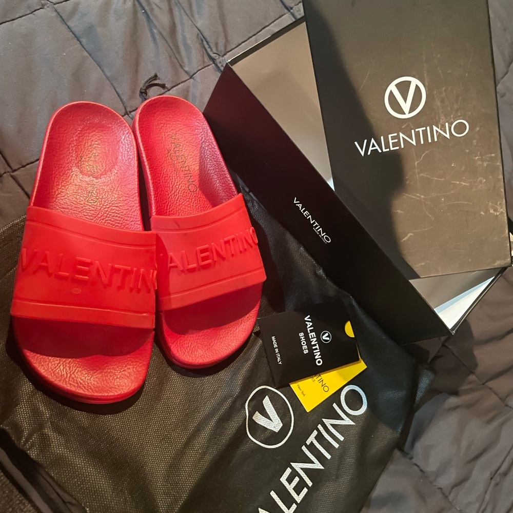 Used red Valentino hat size 6 in women’s